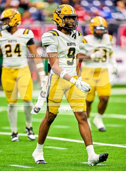 Thumbnail 2 in Fort Bend Marshall vs. Iowa Colony (UIL 5A D2 Football Regional) photogallery.