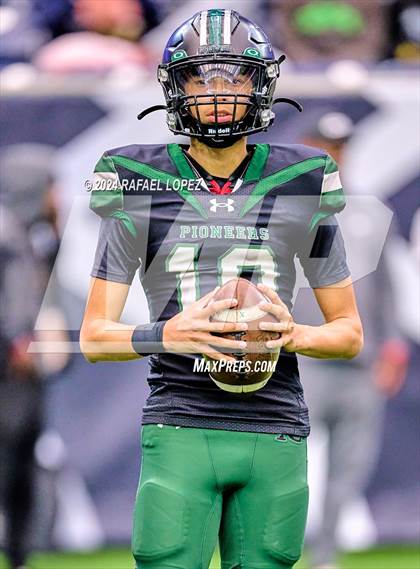 Thumbnail 1 in Fort Bend Marshall vs. Iowa Colony (UIL 5A D2 Football Regional) photogallery.