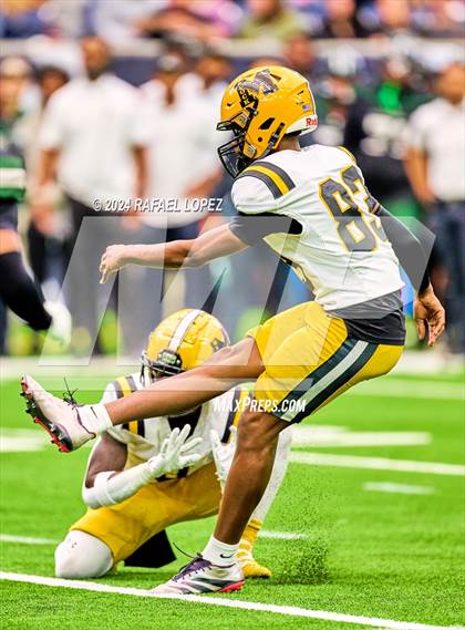 Thumbnail 2 in Fort Bend Marshall vs. Iowa Colony (UIL 5A D2 Football Regional) photogallery.