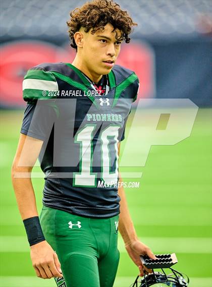 Thumbnail 2 in Fort Bend Marshall vs. Iowa Colony (UIL 5A D2 Football Regional) photogallery.