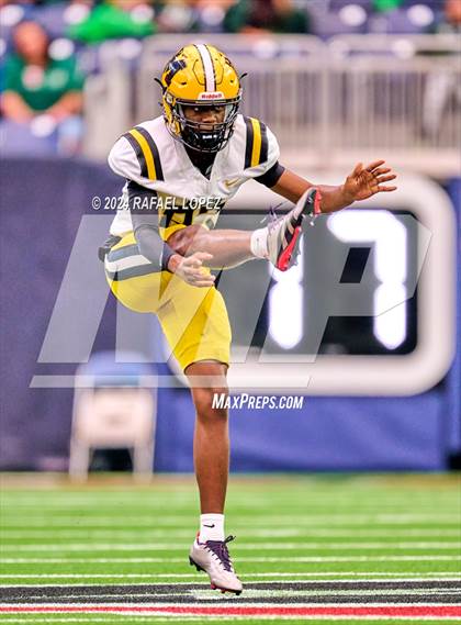 Thumbnail 2 in Fort Bend Marshall vs. Iowa Colony (UIL 5A D2 Football Regional) photogallery.