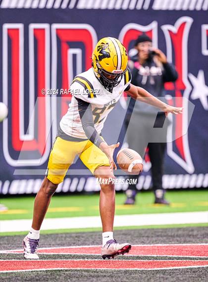 Thumbnail 1 in Fort Bend Marshall vs. Iowa Colony (UIL 5A D2 Football Regional) photogallery.