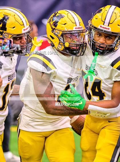 Thumbnail 2 in Fort Bend Marshall vs. Iowa Colony (UIL 5A D2 Football Regional) photogallery.