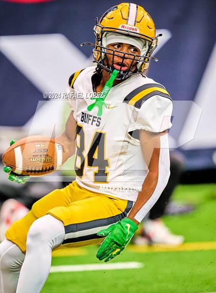 Thumbnail 3 in Fort Bend Marshall vs. Iowa Colony (UIL 5A D2 Football Regional) photogallery.