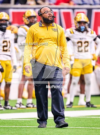 Thumbnail 2 in Fort Bend Marshall vs. Iowa Colony (UIL 5A D2 Football Regional) photogallery.