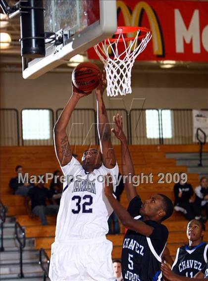 Thumbnail 2 in Chavez vs. Warren (McDonalds Texas Invitational) photogallery.
