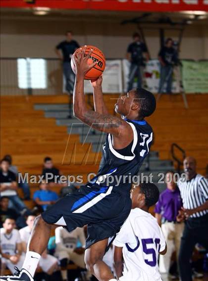 Thumbnail 3 in Chavez vs. Warren (McDonalds Texas Invitational) photogallery.
