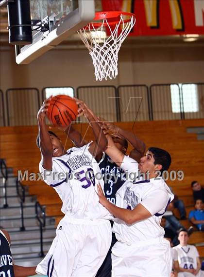 Thumbnail 2 in Chavez vs. Warren (McDonalds Texas Invitational) photogallery.