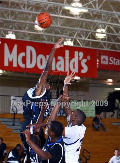 Thumbnail 1 in Chavez vs. Warren (McDonalds Texas Invitational) photogallery.