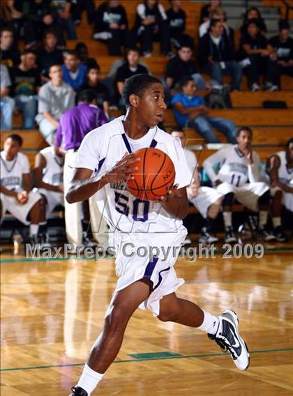 Thumbnail 2 in Chavez vs. Warren (McDonalds Texas Invitational) photogallery.