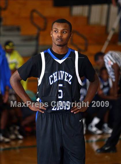 Thumbnail 2 in Chavez vs. Warren (McDonalds Texas Invitational) photogallery.