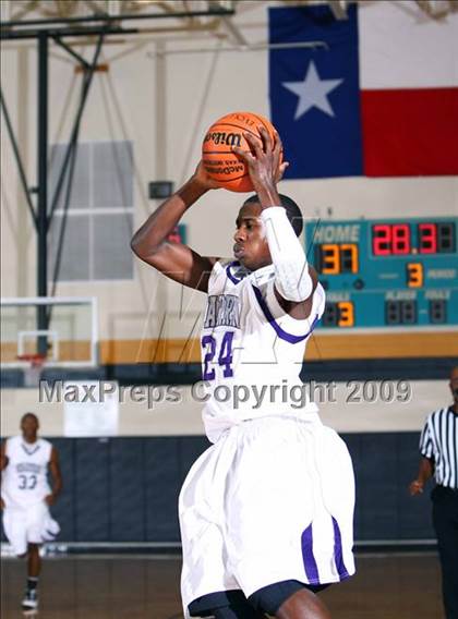 Thumbnail 2 in Chavez vs. Warren (McDonalds Texas Invitational) photogallery.