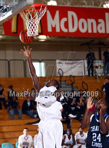 Thumbnail 2 in Chavez vs. Warren (McDonalds Texas Invitational) photogallery.