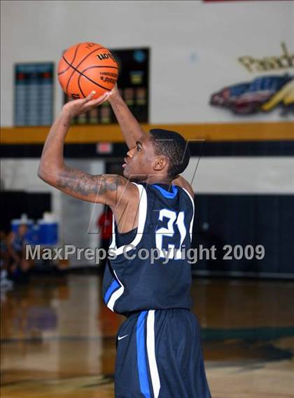 Thumbnail 2 in Chavez vs. Warren (McDonalds Texas Invitational) photogallery.