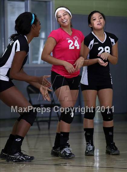 Thumbnail 2 in Northridge Academy vs. Elizabeth Learning Center (CIF LACS Small School Final) photogallery.