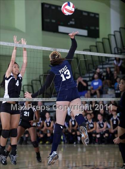 Thumbnail 3 in Northridge Academy vs. Elizabeth Learning Center (CIF LACS Small School Final) photogallery.