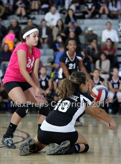 Thumbnail 2 in Northridge Academy vs. Elizabeth Learning Center (CIF LACS Small School Final) photogallery.