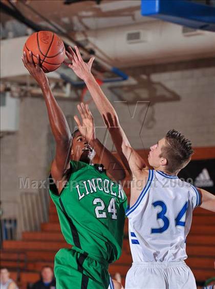 Thumbnail 3 in Rancho Bernardo vs Lincoln (MaxPreps Holiday Classic) photogallery.