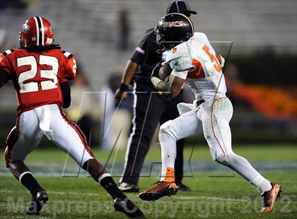 Thumbnail 3 in Opelika vs. Hoover (AHSAA 6A Final) photogallery.