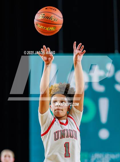 Thumbnail 2 in Union vs. Glacier Peak (WIAA 4A Round of 12) photogallery.