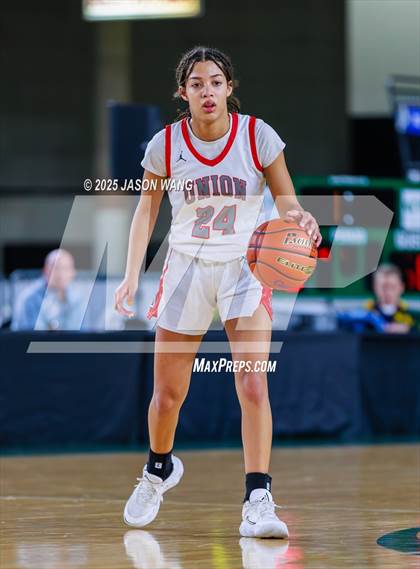 Thumbnail 1 in Union vs. Glacier Peak (WIAA 4A Round of 12) photogallery.