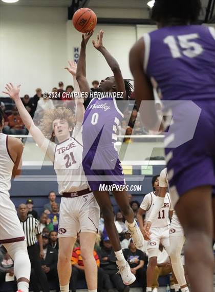 Thumbnail 1 in Silsbee vs. Wheatley (UIL 4A Region III Semifinal) photogallery.