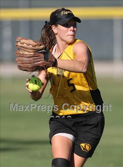 Thumbnail 1 in Sentinel vs Roff (Oklahoma State Championships) photogallery.