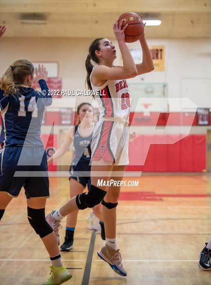 Thumbnail 3 in Tenino vs Seton Catholic (WIAA 1A District Playoff) photogallery.
