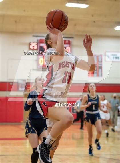 Thumbnail 3 in Tenino vs Seton Catholic (WIAA 1A District Playoff) photogallery.