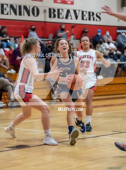 Thumbnail 3 in Tenino vs Seton Catholic (WIAA 1A District Playoff) photogallery.