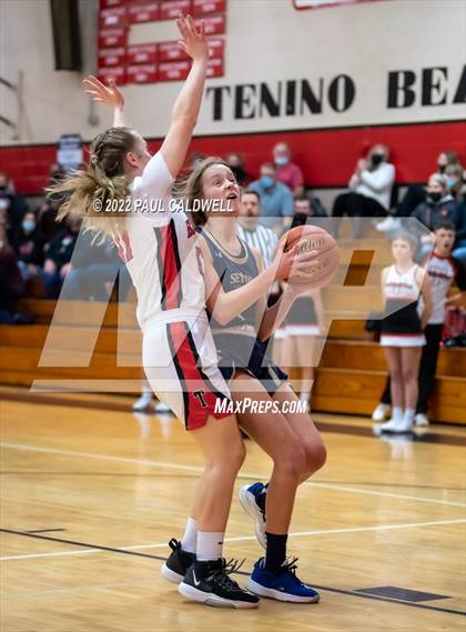 Thumbnail 3 in Tenino vs Seton Catholic (WIAA 1A District Playoff) photogallery.