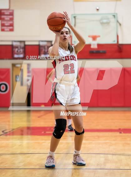 Thumbnail 3 in Tenino vs Seton Catholic (WIAA 1A District Playoff) photogallery.
