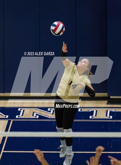 Thumbnail 3 in Southwest vs Edison  (UIL 5A Region 4 Bi-District Playoff) photogallery.