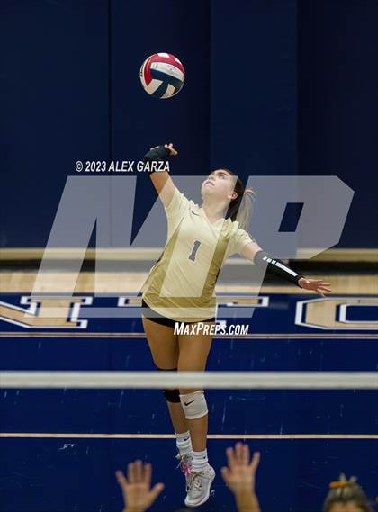Thumbnail 3 in Southwest vs Edison  (UIL 5A Region 4 Bi-District Playoff) photogallery.