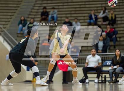Thumbnail 1 in Southwest vs Edison  (UIL 5A Region 4 Bi-District Playoff) photogallery.