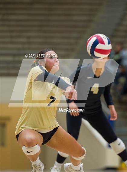 Thumbnail 2 in Southwest vs Edison  (UIL 5A Region 4 Bi-District Playoff) photogallery.