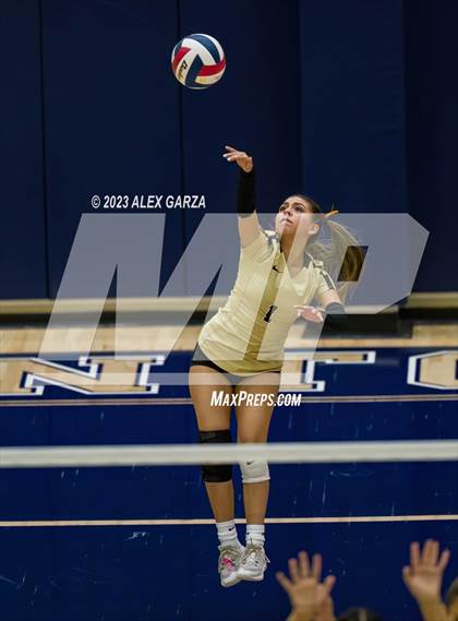 Thumbnail 3 in Southwest vs Edison  (UIL 5A Region 4 Bi-District Playoff) photogallery.
