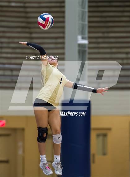 Thumbnail 2 in Southwest vs Edison  (UIL 5A Region 4 Bi-District Playoff) photogallery.