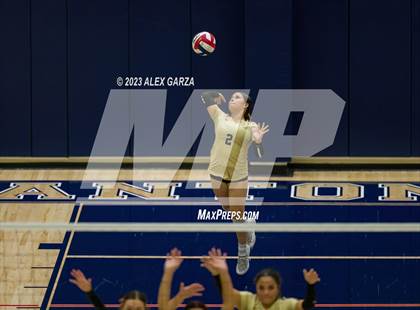Thumbnail 2 in Southwest vs Edison  (UIL 5A Region 4 Bi-District Playoff) photogallery.