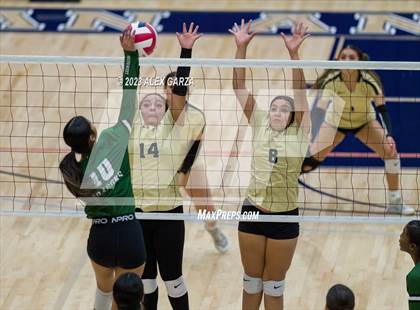 Thumbnail 1 in Southwest vs Edison  (UIL 5A Region 4 Bi-District Playoff) photogallery.