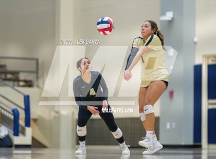 Thumbnail 2 in Southwest vs Edison  (UIL 5A Region 4 Bi-District Playoff) photogallery.