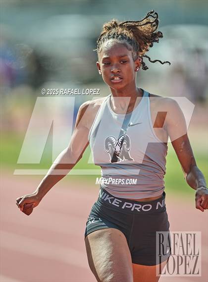 Thumbnail 3 in Panther Relays (100M) photogallery.