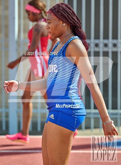 Thumbnail 3 in Panther Relays (100M) photogallery.