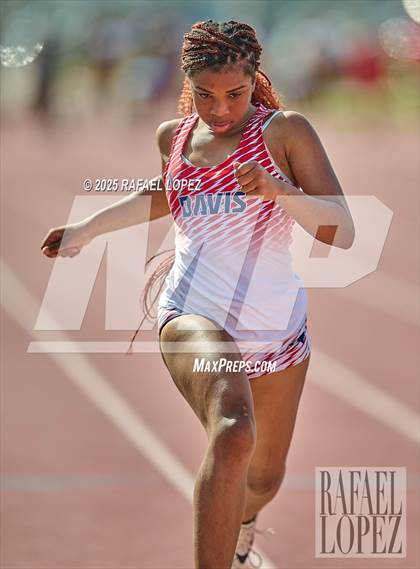 Thumbnail 3 in Panther Relays (100M) photogallery.