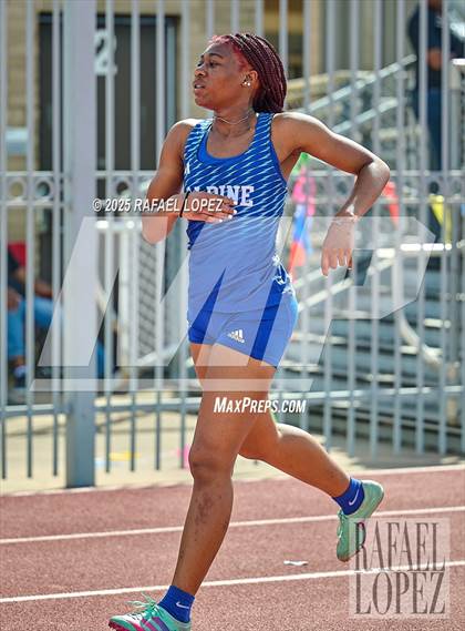Thumbnail 2 in Panther Relays (100M) photogallery.