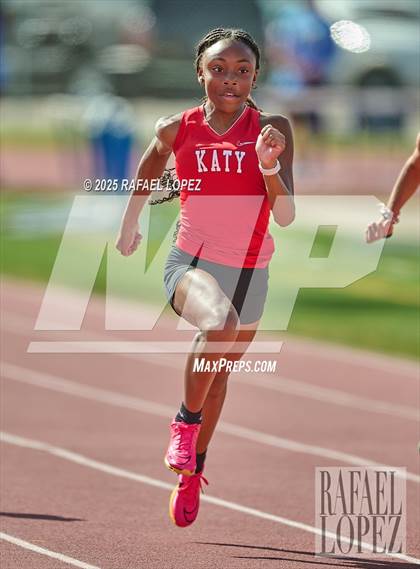 Thumbnail 1 in Panther Relays (100M) photogallery.