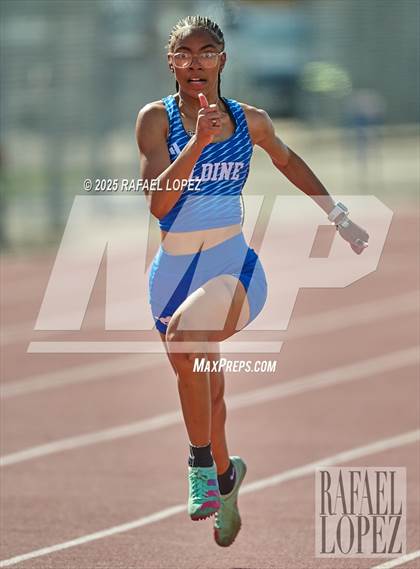 Thumbnail 2 in Panther Relays (100M) photogallery.