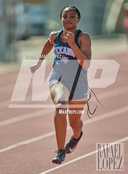 Thumbnail 3 in Panther Relays (100M) photogallery.