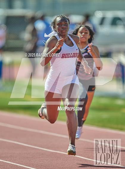 Thumbnail 1 in Panther Relays (100M) photogallery.