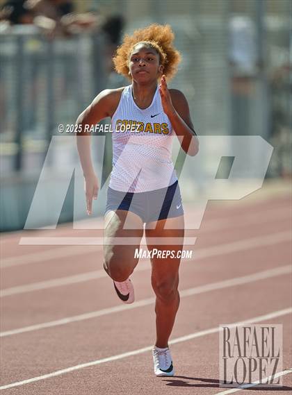 Thumbnail 1 in Panther Relays (100M) photogallery.